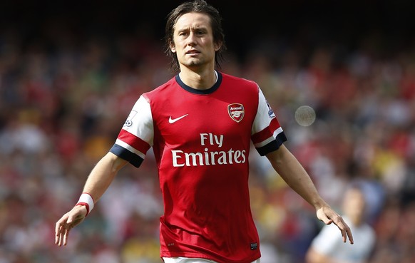 Arsenal&#039;s Tomas Rosicky plays against Tottenham Hotspur during their English Premier League soccer match at Emirates stadium, London, Sunday, Sept. 1, 2013. (AP Photo/Sang Tan)