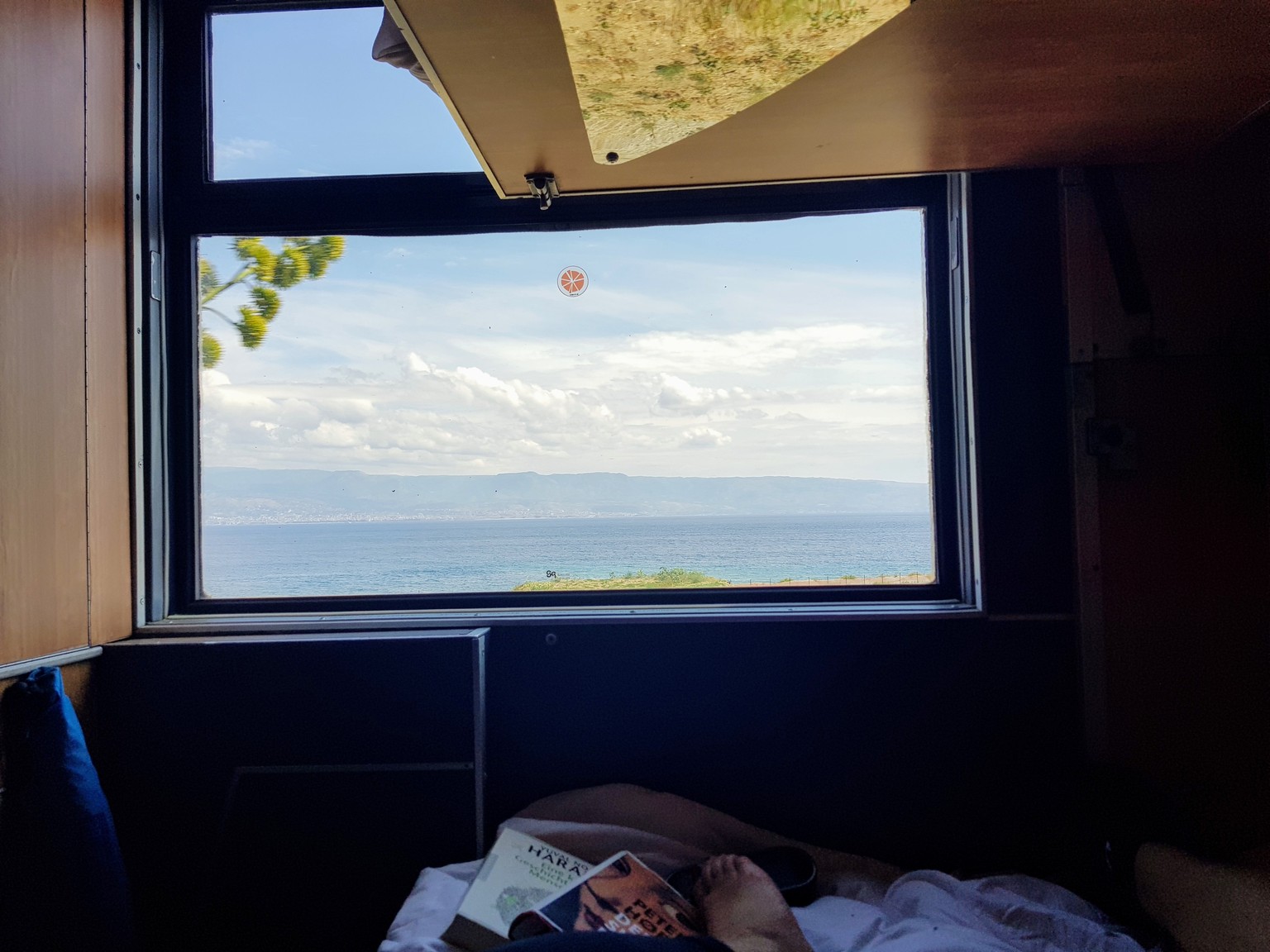 Die Fahrt nach Sizilien dauert rund 20 Stunden, dafür geniesst man die Aussicht vom Bett direkt aufs Meer.