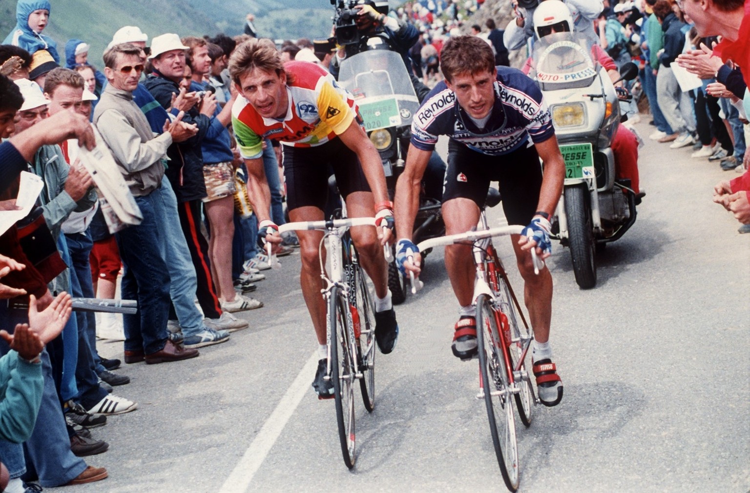 Zuschauer verfolgen, dichtgedraengt am Strassenrand stehend, das Duell des Niederlaenders Steven Rooks, links, mit dem Spanier Pedro Delgado, rechts, auf der 12. Tour de France-Etappe am 14. Juli 1988 ...