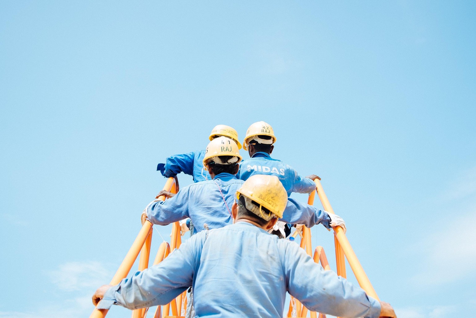 Arbeiter mit Helmen auf einer Treppe, Arbeitswelt (Symbolbild)