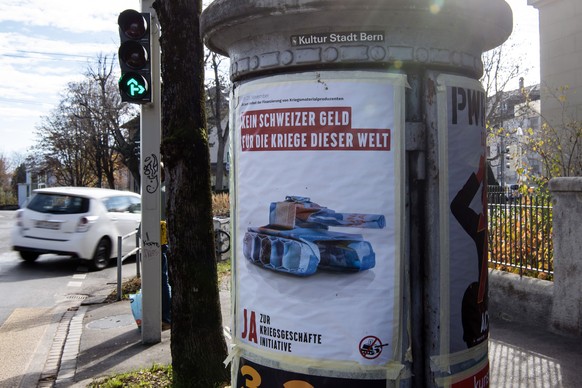 Ein Plakat zur Kriegsgeschaefte Initiative haengt an einer Saeule, am Freitag, 13. November 2020, in Bern. Am 29. November befindet das Schweizer Stimmvolk ueber die Kriegsgeschaefte und Konzernverant ...
