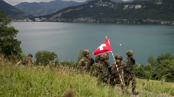 Schweizer Soldaten auf dem Vormarsch.