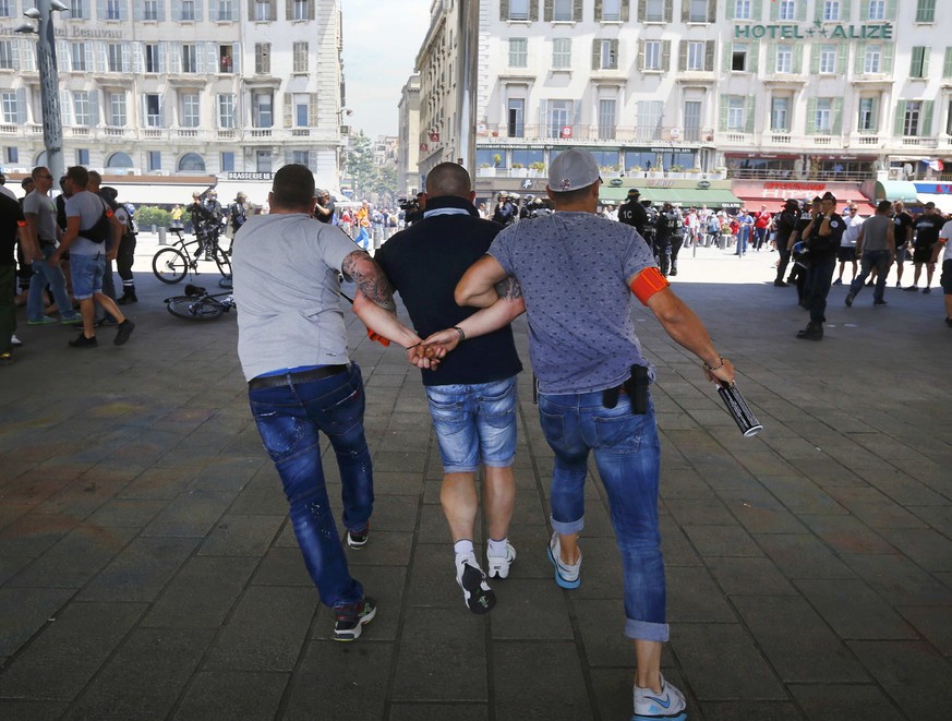 Polizisten verhaften einen polnischen Fan in Marseille am 21. Juni 2016.