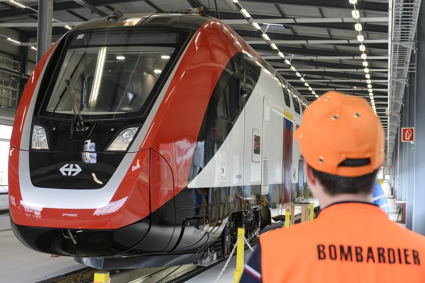 Un ouvrier de Bombardier marche a cote du nouveau train lors de la premiere presentation du nouveau train a deux etages de Bombardier pour les CFF ce lundi 8 juin 2015 a Villeneuve. (KEYSTONE/Jean-Chr ...