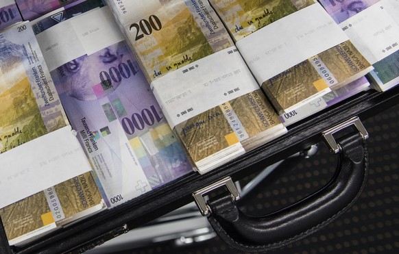 Ein Aktenkoffer gefuellt Tausendernoten und Zweihundert-Franken-Noten fotografiert in einem Safe einer Bank in Lugano am Mittwoch, 30 November 2016. (KEYSTONE/TI-PRESS/Gabriele Putzu)

A briefcase fil ...