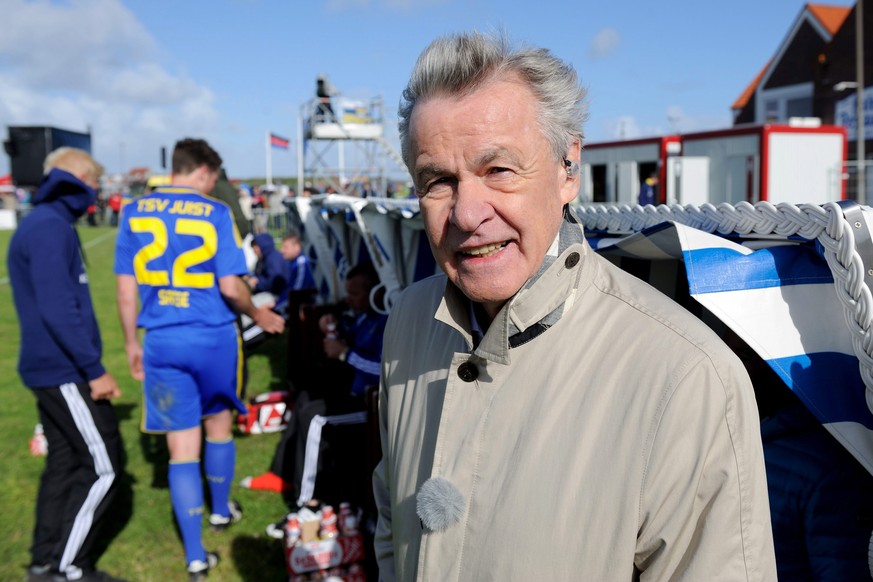 epa04915212 German retired soccer coach Ottmar Hitzfeld stands in front of canopied beach chairs that have been turned into a coaching bench on Juist island, Germany, 05 September 2015. Hitzfeld came  ...