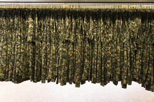 ZUM TEXTILCENTER DER SCHWEIZER ARMEE IN THUN STELLEN WIR IHNEN HEUTE, MITTWOCH, 08. JUNI 2016, FOLGENDES BILDMATERIAL ZUR VERFUEGUNG --- Camouflage clothing is hung on coathangers before being checked ...