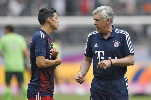 Bayern head coach Carlo Ancelotti talks to Bayern&#039;s new star player James Rodriguez, left, prior the Telekom Cup soccer final between Bayern Munich and Werder Bremen at the Borussia Park in Moenc ...