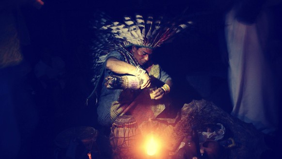 Ein Indianer vom Stamm der Huni Kui bereitet das Ayahuasca-Gebräu vor: Im Nordwesten Brasiliens ist der zeremonielle Gebrauch von Ayahuasca weit verbreitet.
