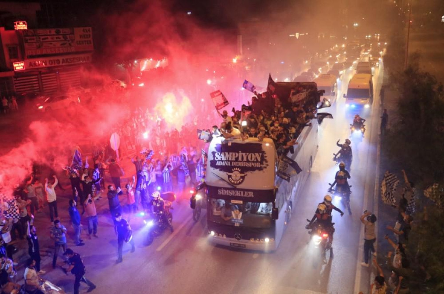 Riesenstimmung in der türkischen Millionenstadt Adana nach dem Aufstieg von Demirspor.