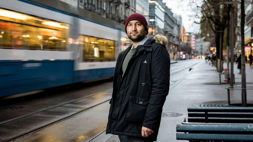 Can Azad hilft anderen Flüchtlingen, den Alltag in der Schweiz zu meistern.