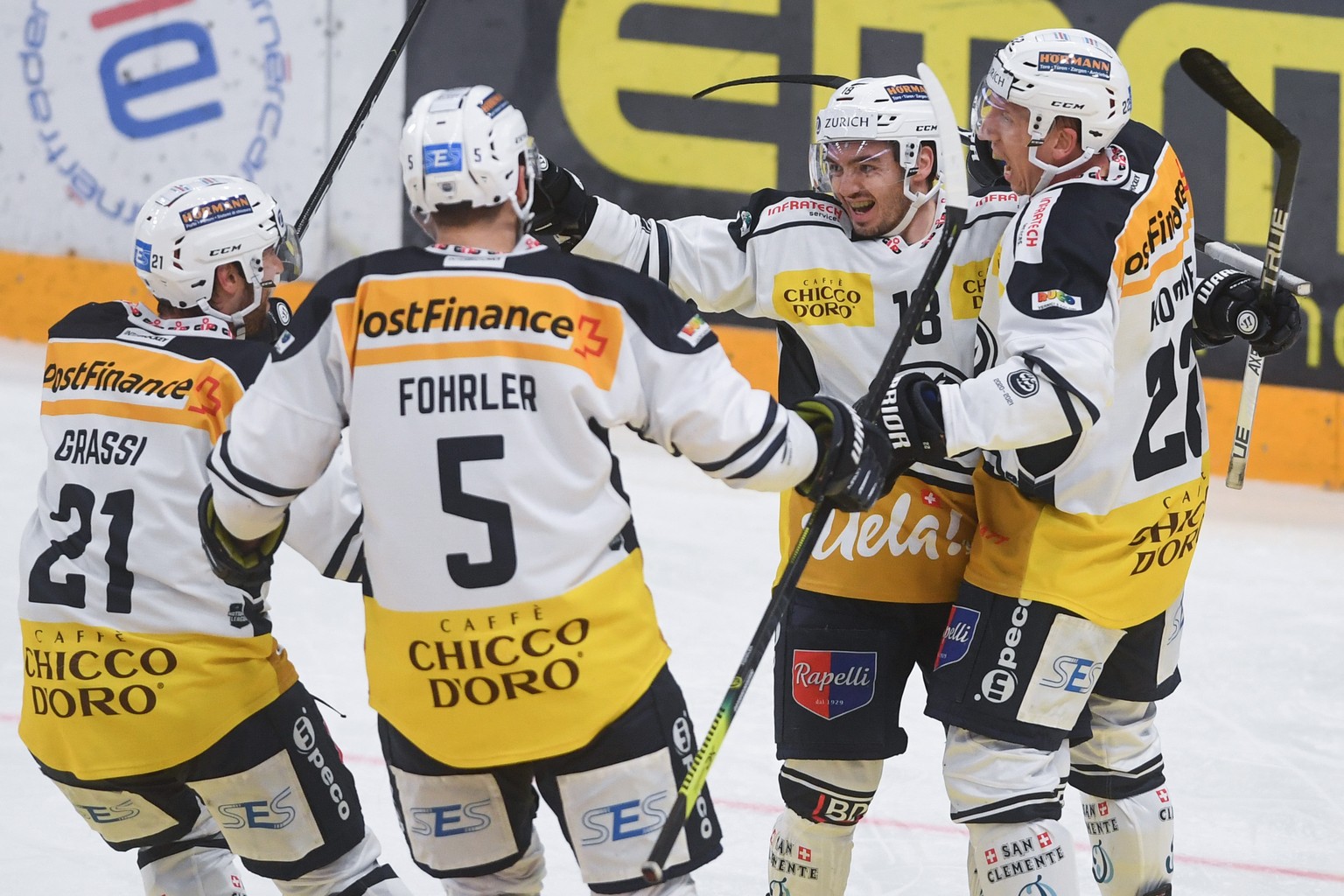 Ambri&#039;s player Diego Kostner, right, celebrate with teammate Noele Trisconi, Tobias Fohrler and Daniele Grassi, from right, the 0-1 goal, during the preliminary round game of National League (NLA ...