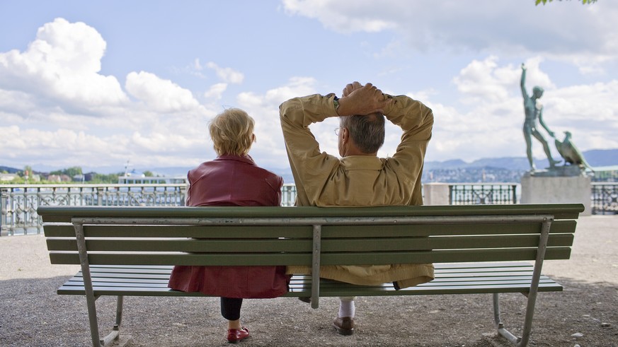 ARCHIVBILD ZUR PRAESENTATION DER RENTENREFORM DURCH DEN BUNDESRAT, AM DONNERSTAG, 28. JUNI 2018 - An elderly couple enjoys a mild afternoon in June on a park bench in Buerkliplatz square in Zurich, Sw ...