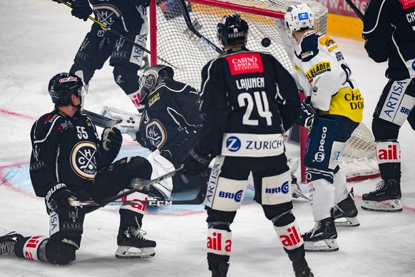 From left Lugano?s player Atte Ohtamaa, Lugano?s goalkeeper Sandro Zurkirchen Lugano?s player Jani Lajunen, Ambri&#039;s player Fabio Hofer, for the 0-3 goal, during the preliminary round game of Nati ...