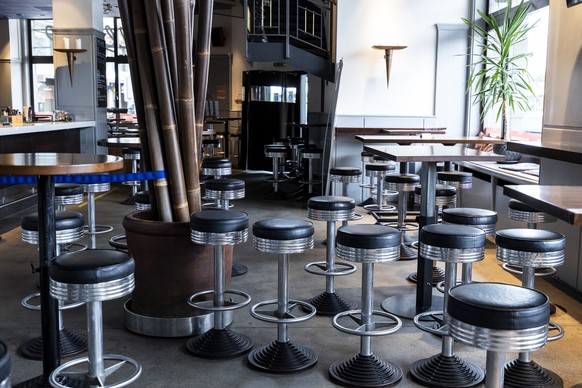 Barstuehle und Bartische stehen in einer geschlossenen Bar in Zuerich, am Donnerstag, 29. Oktober 2020. In Restaurants und Bars duerfen neu schweizweit hoechstens vier Personen an einem Tisch sitzen - ...