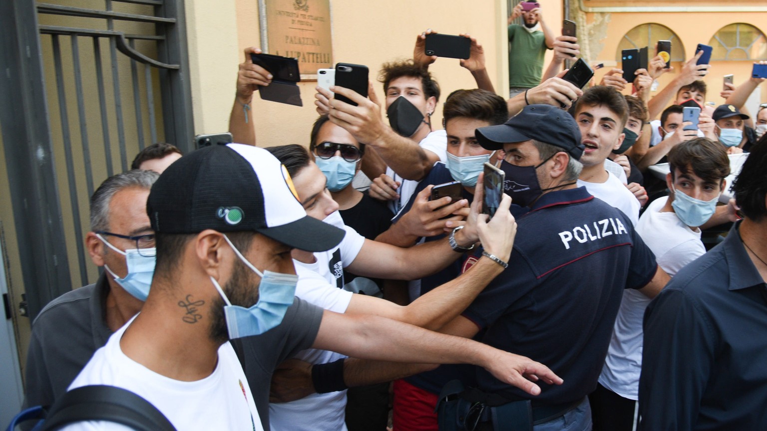 epa08676295 Barcelona&#039;s Uruguayan forward Luis Suarez (L) leaves Perugia&#039;s Unversity in Perugia, Italy, 17 September 2020. According to Italian media, Suarez took an Italian exam in order to ...