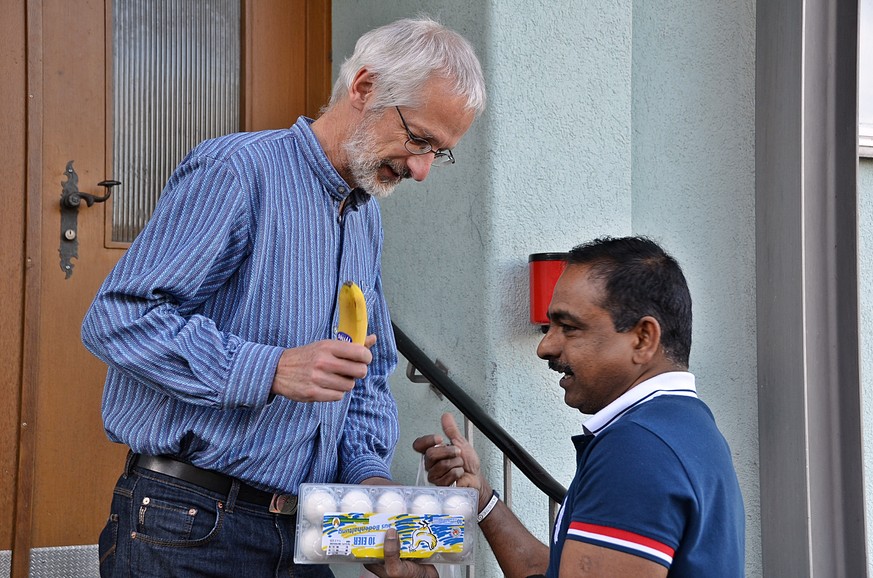 Asylzentrumsleiter Stefan Hodel im Gespräch mit einem Bewohner seines Zentrums aus Sri Lanka.