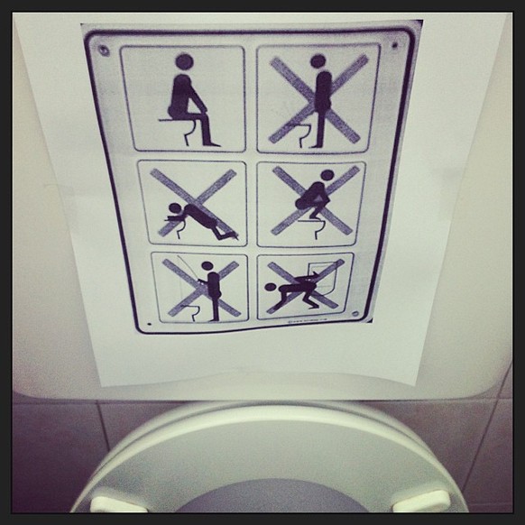 Auf manchen Toiletten gibt es gleich mehrere Regeln, die es zu beachten gilt.