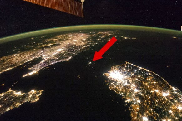 Der rote Pfeil zeigt Pjöngjang: Die Hauptstadt scheint der einzig elektrifizierte Ort in ganz Nordkorea zu sein.