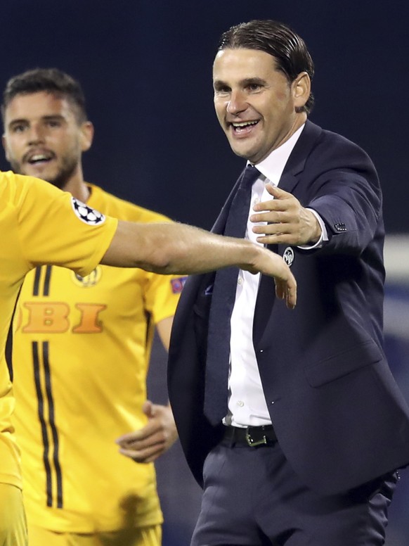 Young Boys coach Gerardo Seoane, center, celebrates with players at the end of the Champions League qualifying play-off second leg soccer match between Dinamo Zagreb and Young Boys in Zagreb, Croatia, ...