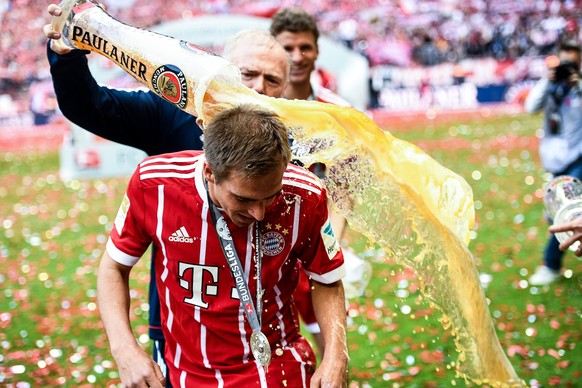 epa05977603 Bayern Munich&#039;s Philipp Lahm (L) receives a beer shower of assistant coach Hermann Gerland (C) while teammate Thomas Mueller (R) laughs following the German Bundesliga soccer match be ...