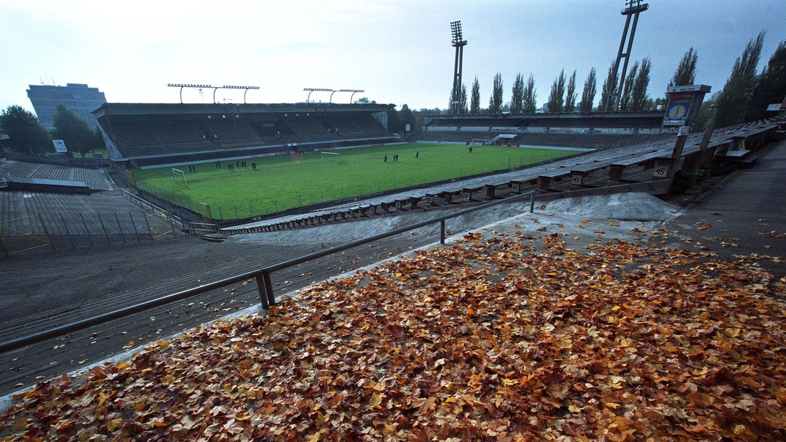 Es herbstelt am Donnerstag, 21. Oktober 1999 im Stadion Wankdorf in Bern, wo die erste Mannschaft des NLB Fussballklubs BSC Young Boys trainiert.
(KEYSTONE/Alessandro della Valle)