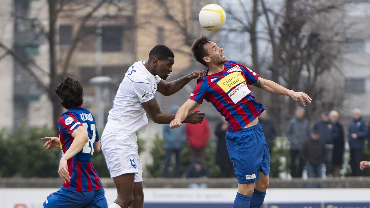 From center left, Lausanne&#039;s player Elton Monteiro and Chiasso&#039;s Player Patrick Rossini, during the Challenge League soccer match FC Chiasso against Lausanne Sport, at the Riva IV stadium in ...