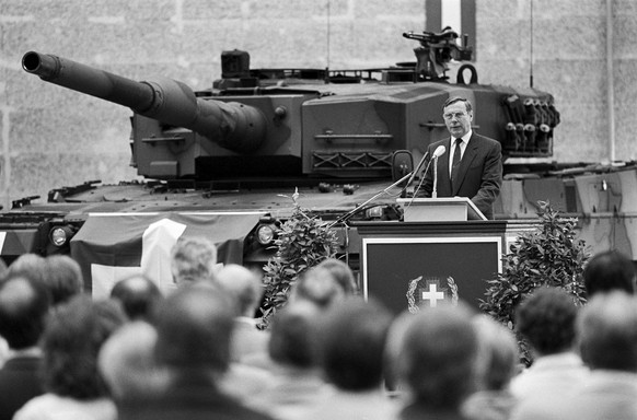 Ruestungschef Felix Wittlin spricht bei der Uebergabe der Panzer Leopard 87 an die Truppe, aufgenommen im Juli 1987 auf dem Waffenplatz in Thun. (KEYSTONE/Str)