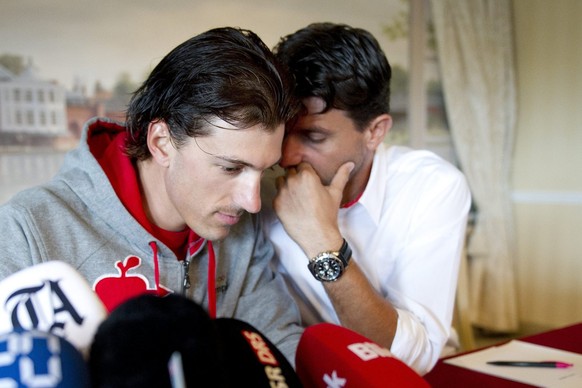 Fabian Cancellara hört Teamchef Luca Guercilena aufmerksam zu.