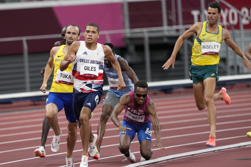 Isaiah Jewett, of United the States, and Nijel Amos, of Botswana, fall in the men&#039;s 800-meter semifinal at the 2020 Summer Olympics, Sunday, Aug. 1, 2021, in Tokyo.(AP Photo/Jae C. Hong)