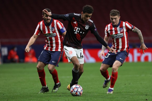 epa08855975 Bayern Munich&#039;s Jamal Musiala (C) in action against Atletico Madrid players Koke (L) and Kieran Trippier (R) during the UEFA Champions League group A soccer match between Atletico Mad ...