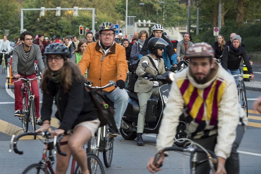 Demonstrierende Velofahrer fahren unter dem Motto &quot;Meh Platz fuers Velo&quot; am Montag, 22. September 2014 durch die Innenstadt in Zuerich. (KEYSTONE/Ennio Leanza)