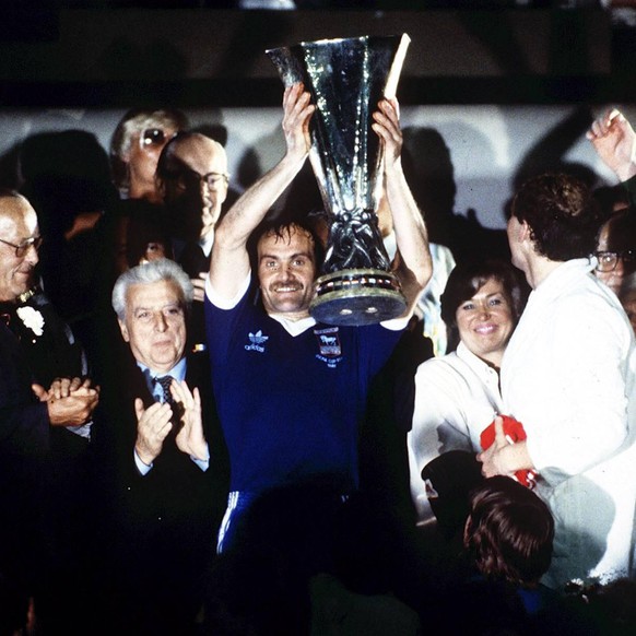 Bildnummer: 02580870 Datum: 20.05.1981 Copyright: imago/Colorsport
UEFA Cup Sieger 1981 Ipswich Town: Kapitän Mick Mills präsentiert die Trophäe - PUBLICATIONxINxGERxSUIxAUTxHUNxUSAxONLY; quer, Jubel, ...