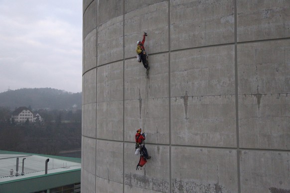 Ohne professionelle Kletterausrüstung ist der AKW-Turm nicht zu überwinden: Die Polizei zählte 17 Löcher in der Betonhülle.
