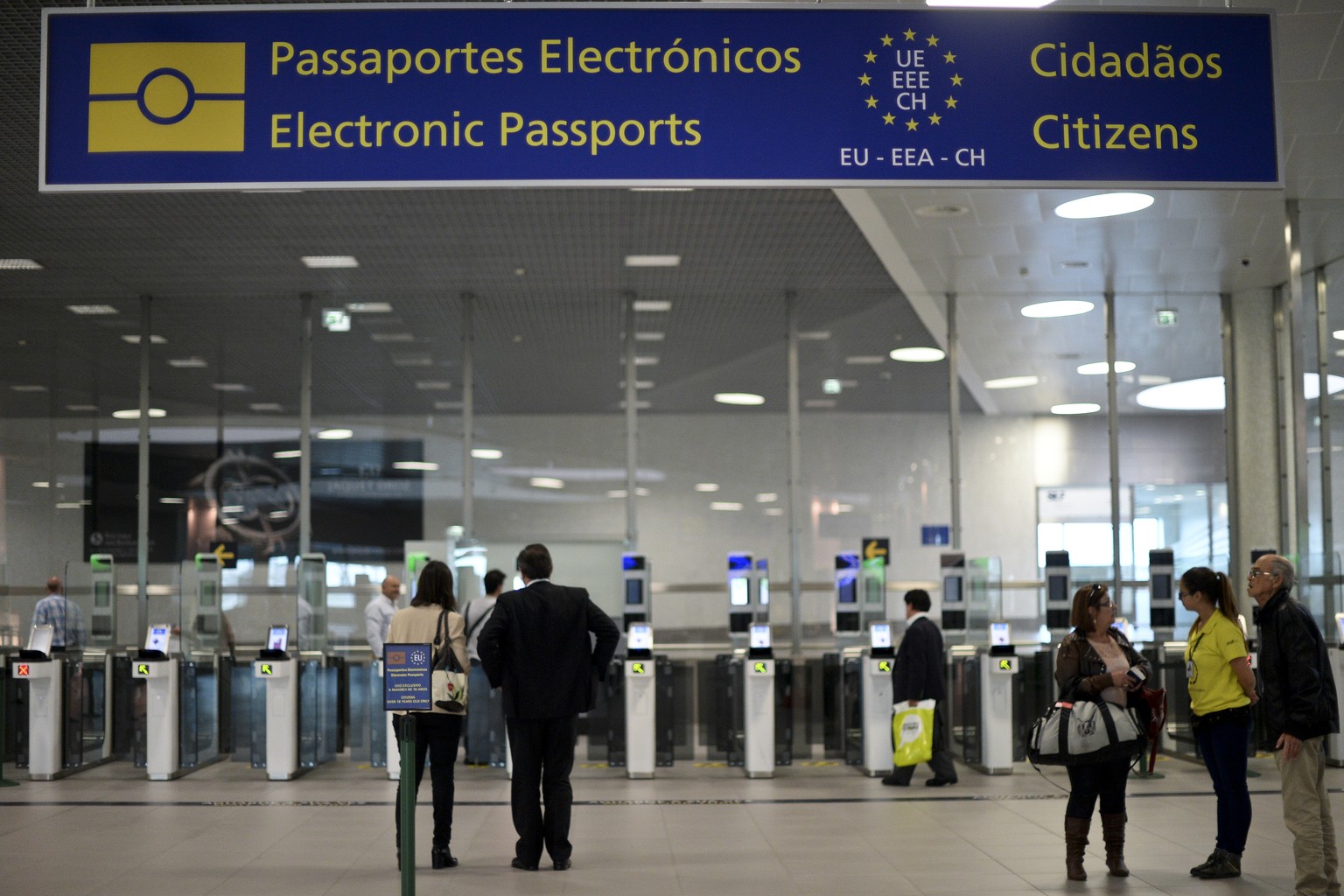 Des voyageurs utilisant les bornes d&#039;enregistrement automatique &quot;eGate&quot; pour le contrôle des frontières à l&#039;aéroport de Lisbonne