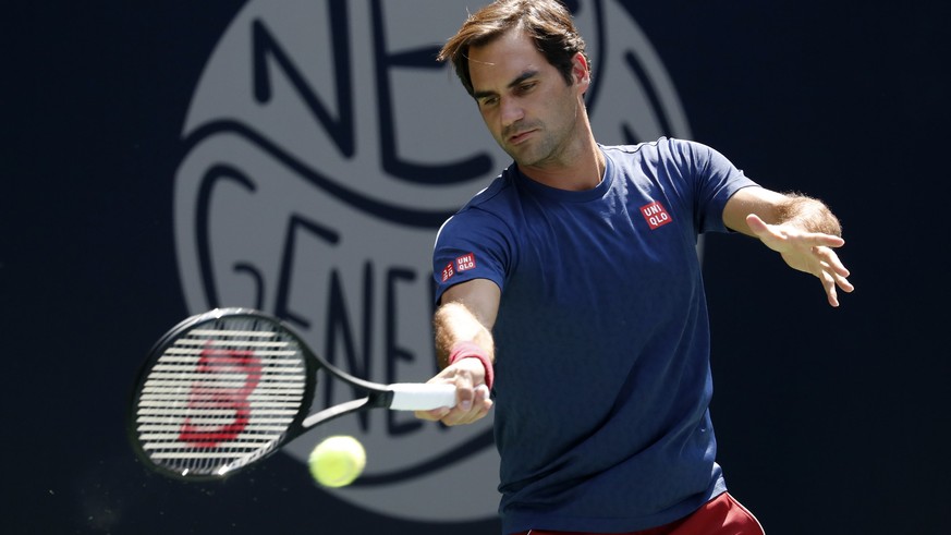 epa06969570 Swiss tennis player Roger Federer (C) is seen practicing on Arthur Ashe stadium prior to the start of the 2018 US Open Tennis Championships at the USTA National Tennis Center in Flushing M ...