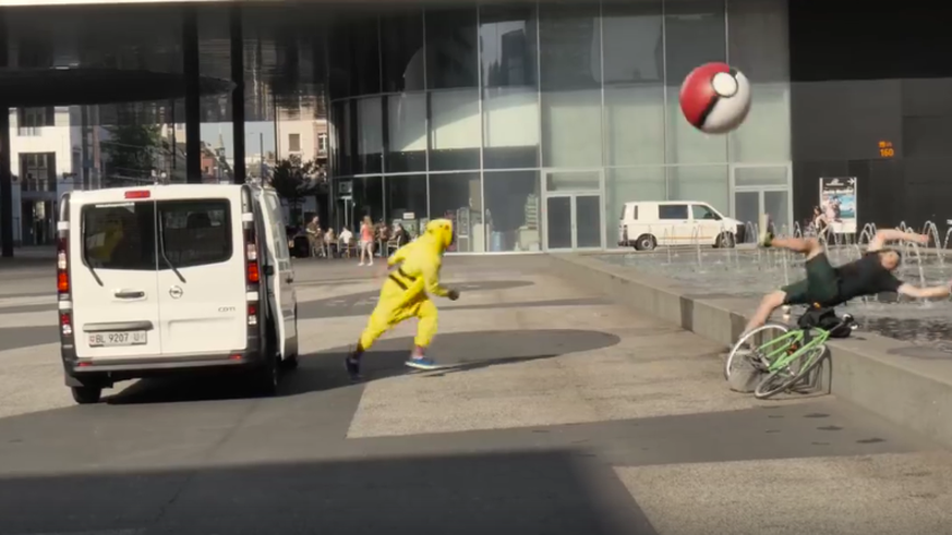Den Spiess umgedreht: Pikachus jagen in Basel Pokémon-Jäger – mit nassem Ende für letztere.