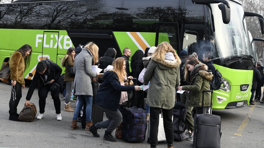 Reisende warten auf die Abfahrt eines Flixbuses auf dem Carparkplatz in Zuerich am Donnerstag, 8. Dezember 2016. Die Gewerkschaft des Verkehrspersonals SEV hat am Donnerstagmorgen in Zuerich gegen int ...