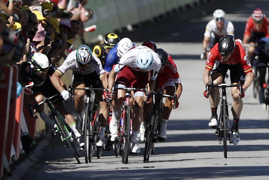 epaselect epa06065852 Bora Hansgrohe team rider Peter Sagan (2-L) of Slovakia pushes Team Dimension Data rider Mark Cavendish (L) of Britain during the final sprint of the 4th stage of the 104th editi ...