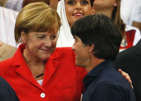 Kanzlerin Merkel und Bundestrainer Löw bei der Siegerehrung.