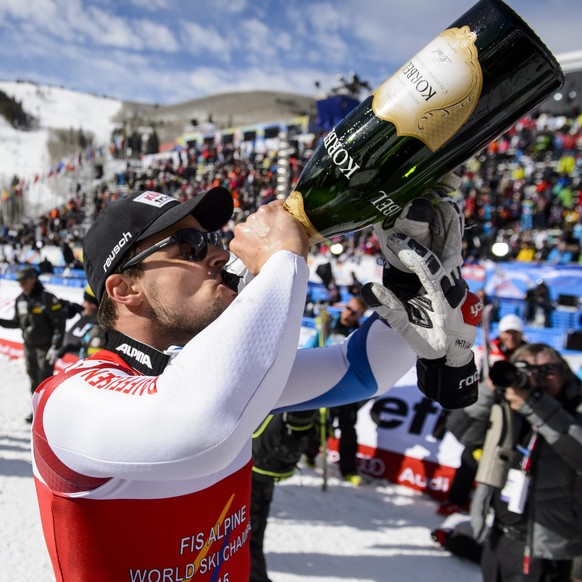 epa04608297 Patrick Kueng of Switzerland celebrates his gold medal during the flower ceremony after the Men&#039;s Downhill at the FIS Alpine World Ski Championships in Beaver Creek, Colorado, USA, 07 ...