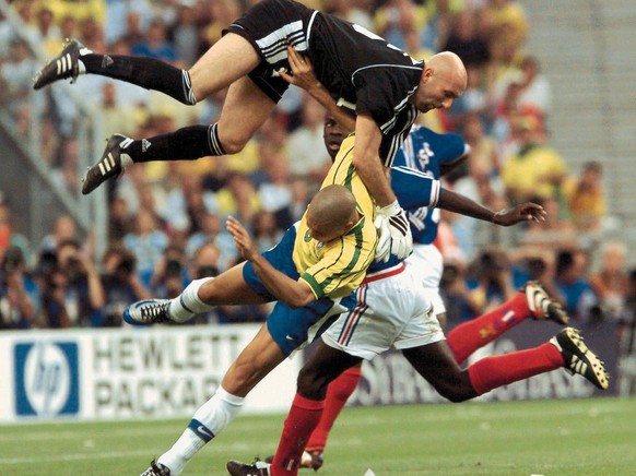 Fabien Barthez klärt im WM-Final 1998 spektakulär vor Brasiliens Superstürmer Ronaldo.