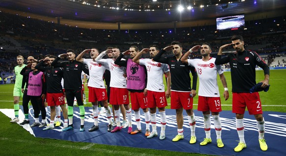 epaselect epa07921054 Players of Turkey celebrate after the UEFA EURO 2020 qualifier soccer match between France and Turkey held at Stade de France Stadium in Paris, France, 14 October 2019. EPA/IAN L ...