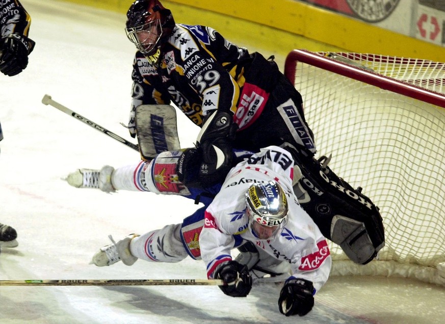 ZSC Lions&#039; Michel Zeiter, unten, fliegt am 5. April 2001 im 6. Playoff Finalspiel zwischen den ZSC Lions und dem HC Lugano in Zuerich gegen den Torhueter des HC Lugano, Christobal Huet. (KEYSTONE ...