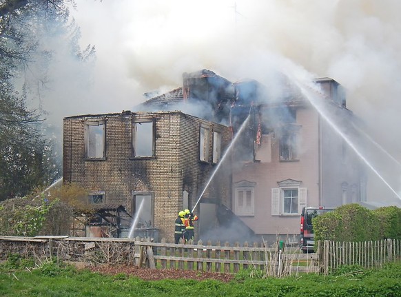 Eine Frau konnte sich aus dem brennenden Mehrfamilienhaus in Salmsach TG retten, eine weitere Person wird noch vermisst.