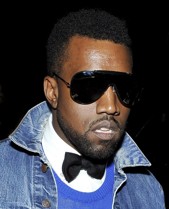 epa01639046 Rapper Kayne West arrives to the view the Narciso Rodriguez Fall 2009 show at Mercedes-Benz Fashion Week in New York City, USA, 17 February 2009. EPA/JASON SZENES