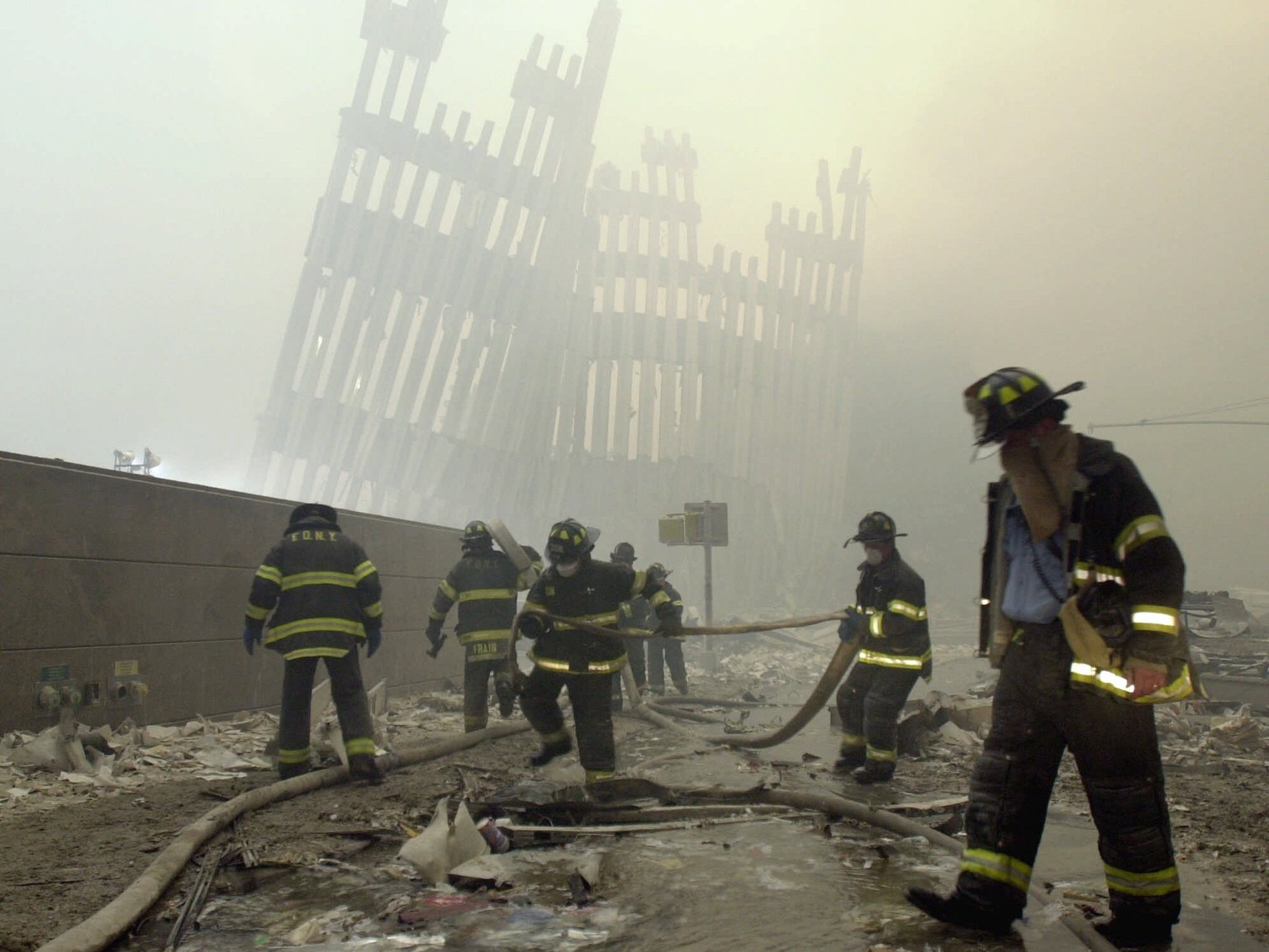 ARCHIV: With the skeleton of the World Trade Center twin towers in the background, New York City firefighters work amid debris on Cortlandt St. after the terrorist attacks (11.09.01). (zu dapd-Text) F ...