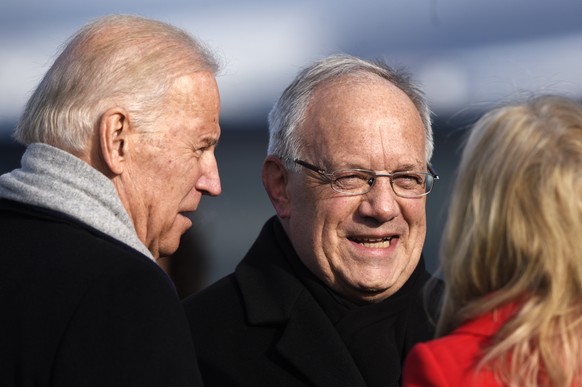 Swiss Federal President Johann Schneider-Amman, center, welcomes US Vice-President Joe Biden, left, and his wife Jill Biden, right, at the airport in Zurich-Kloten, Switzerland, Monday, 18 January 201 ...