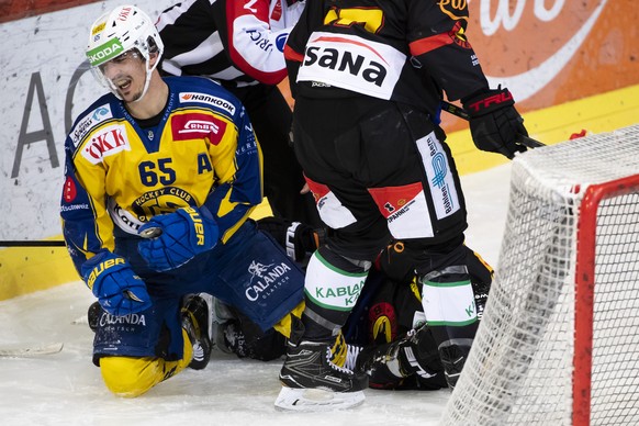 Davos&#039; Marc Wieser nach einem Sturz in die Bande, im zweiten Spiel der Eishockey Pre-Playoff Serie der National League zwischen dem SC Bern und HC Davos, am Freitag, 9. April 2021 in der Postfina ...