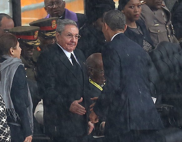 Handshake während Trauerfeier von Mandela 2013.